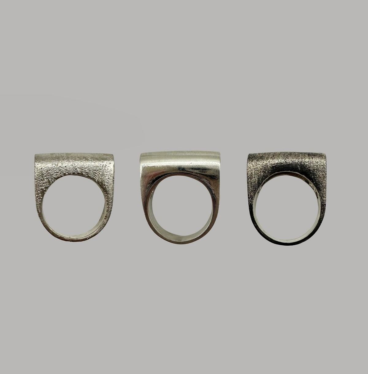 Tres anillos en forma de D: texturizado, pulido y oxidado.