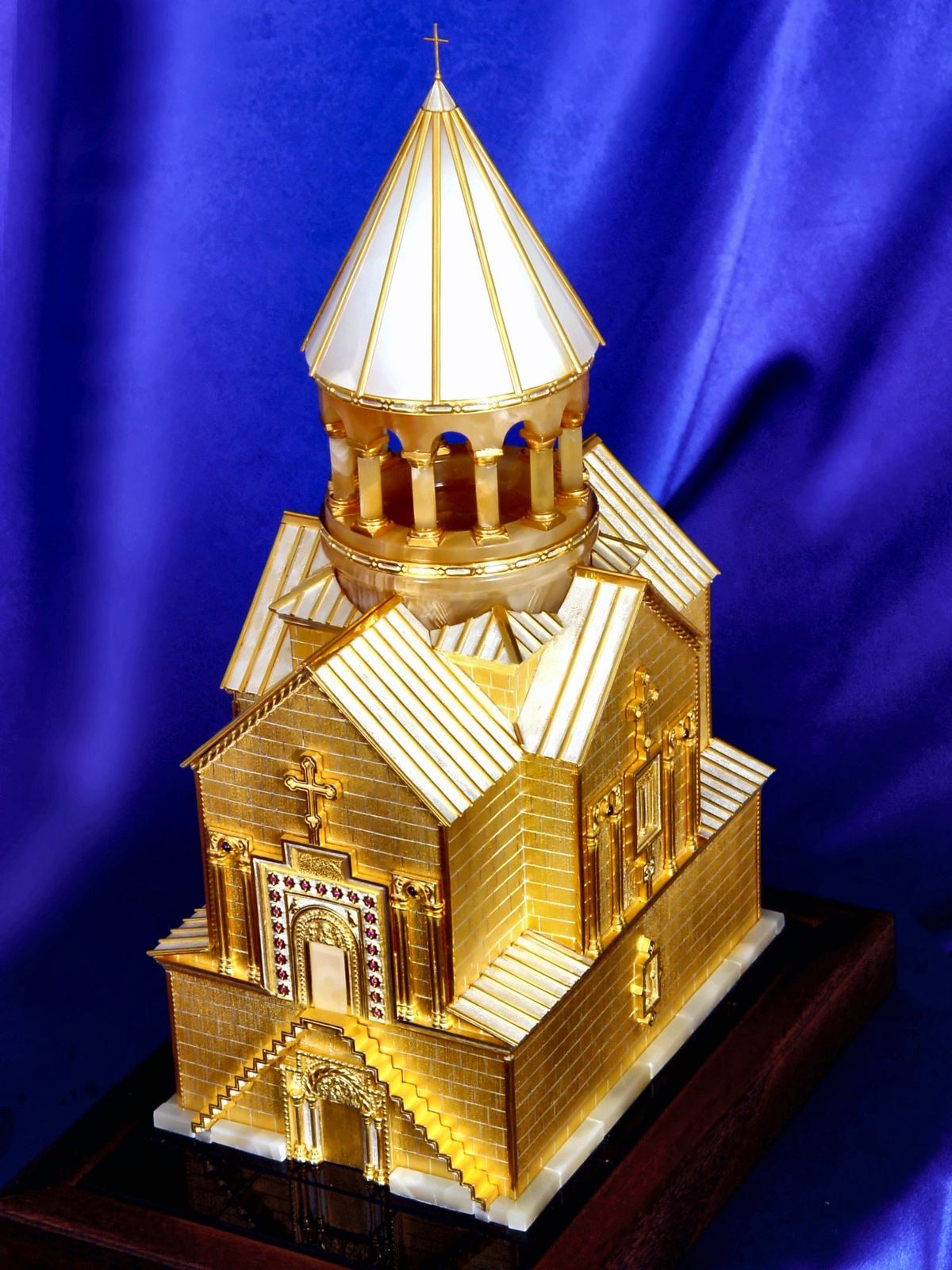 Maqueta dorada del monasterio de Noravank vista desde arriba.