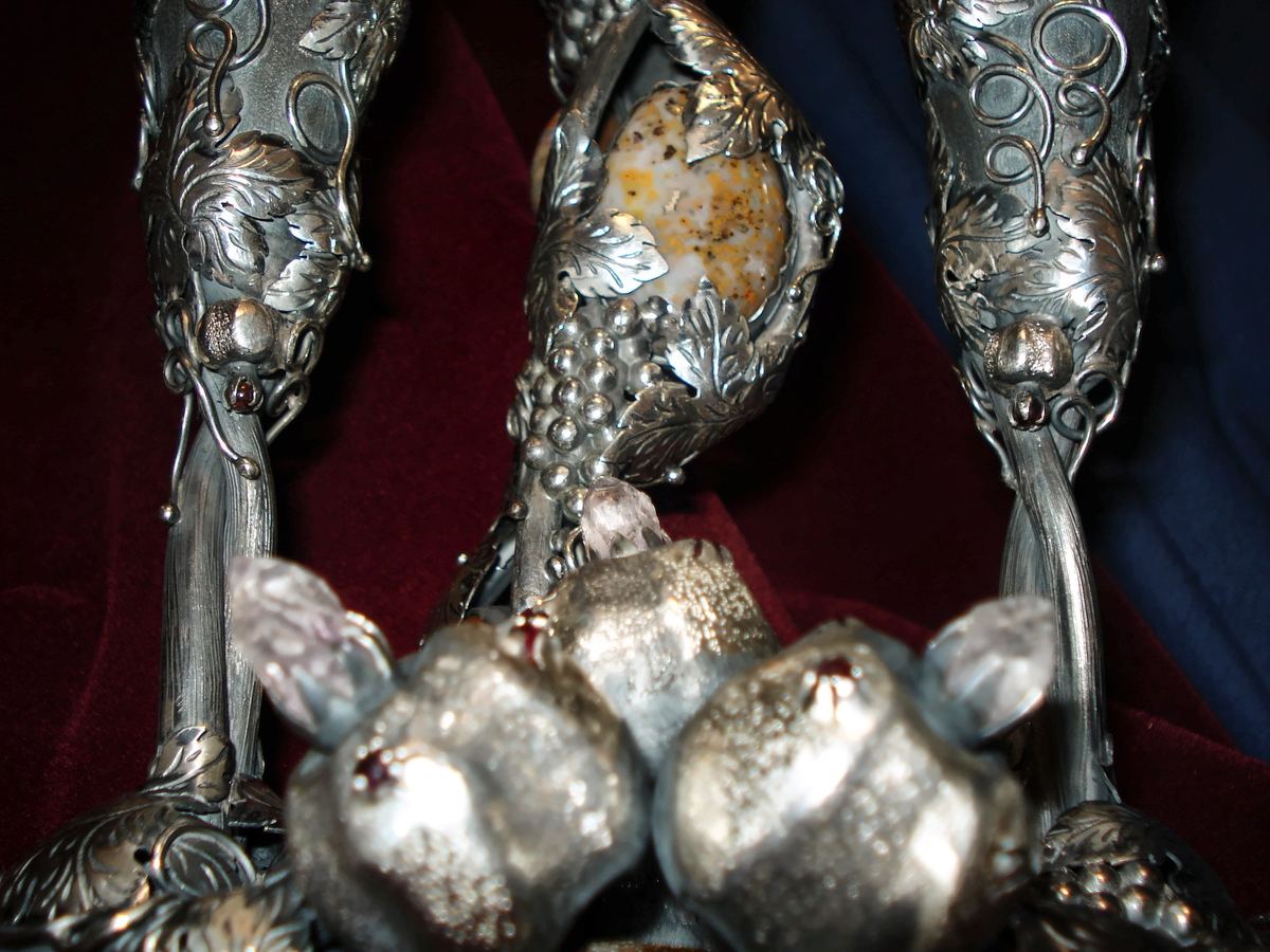Copas de plata con granadas y piedras, del taller familiar.