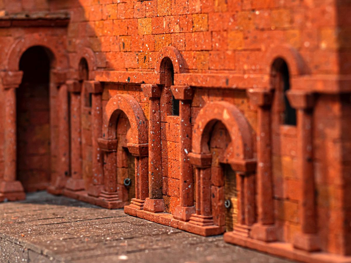 Fachada de una maqueta en toba roja con arcos tallados, del taller de Samvel Hakobyan.
