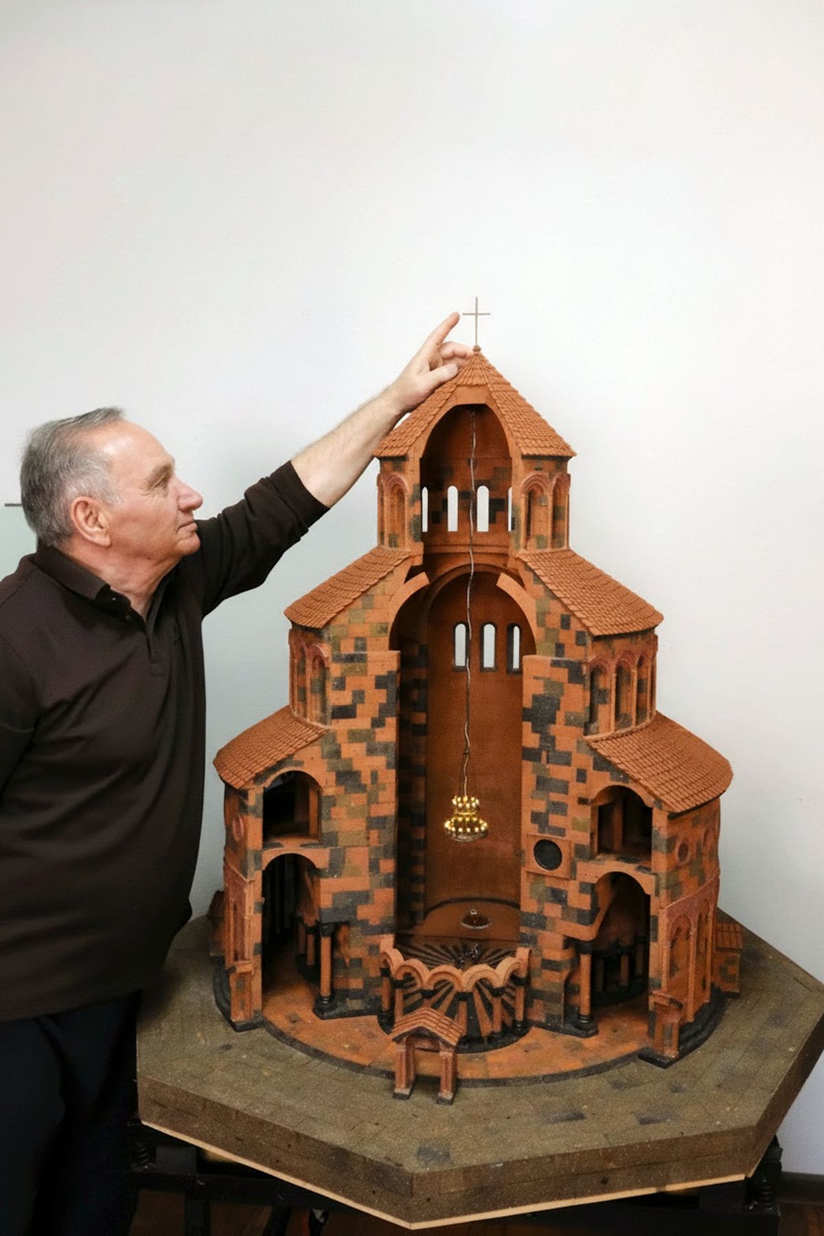 Samvel Hakobyan señala el interior de su maqueta abierta de Zvartnots.