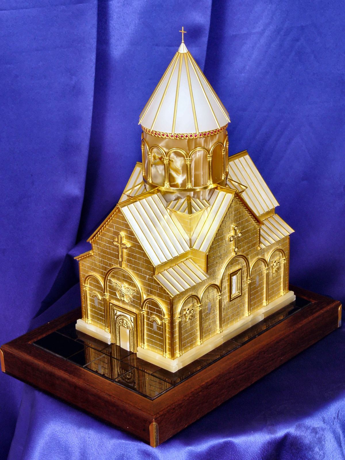 Maqueta dorada de la iglesia de Surp Hovhannes, vista de tres cuartos.
