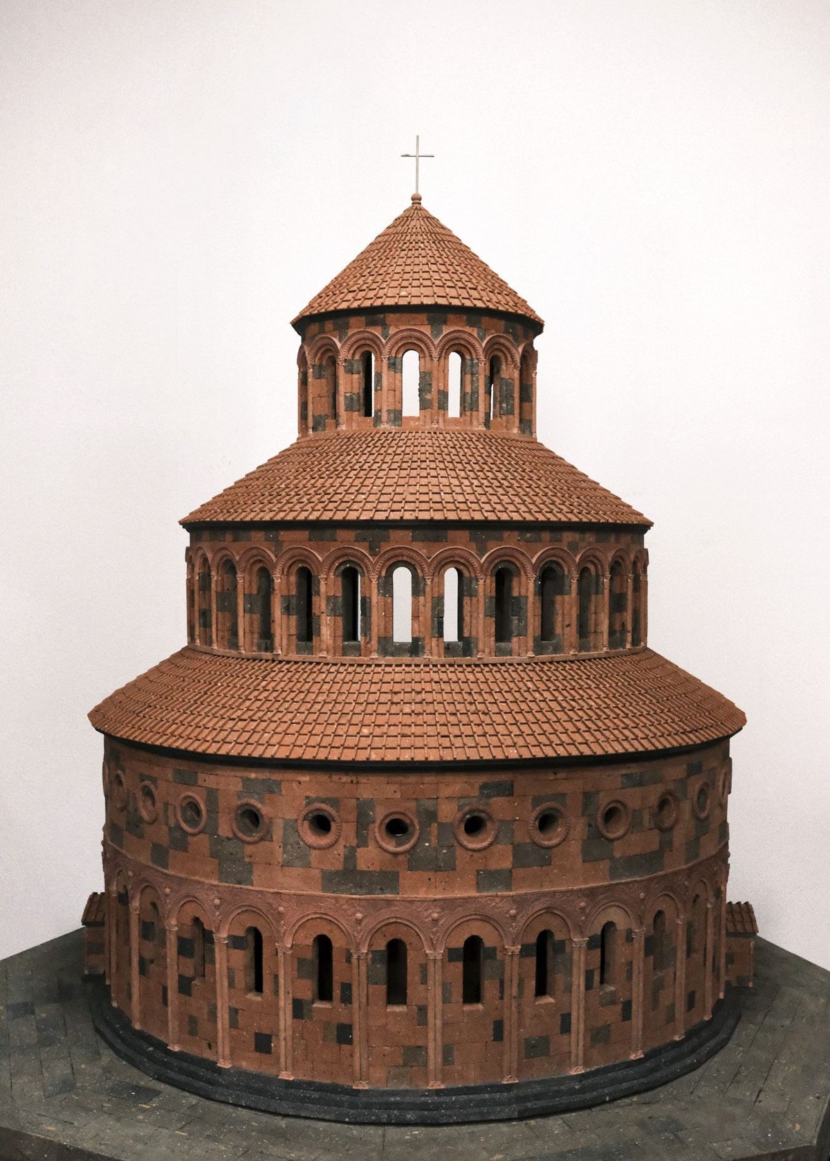 Maqueta exterior completa de la catedral circular de Zvartnots, en toba.