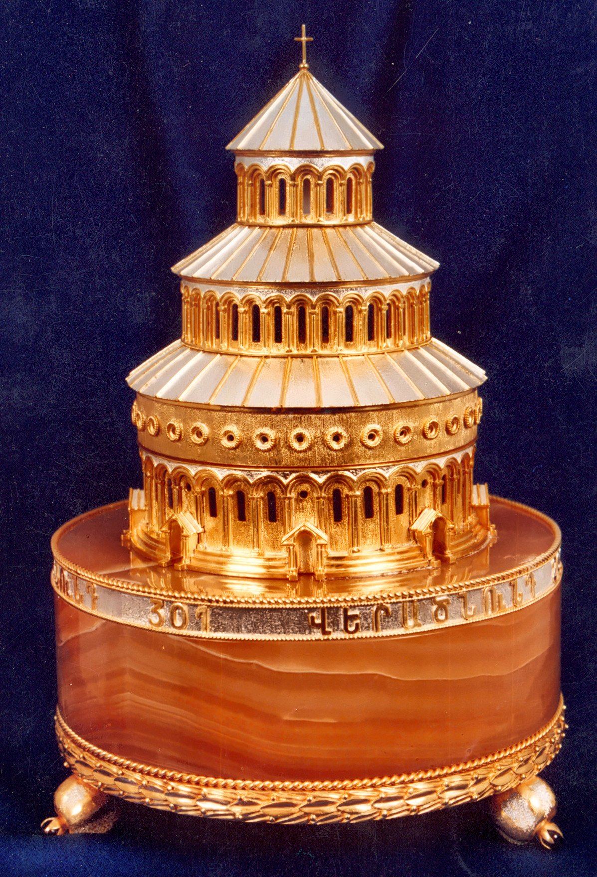 La misma maqueta dorada de Zvartnots, cerrada, sobre base de ónice.