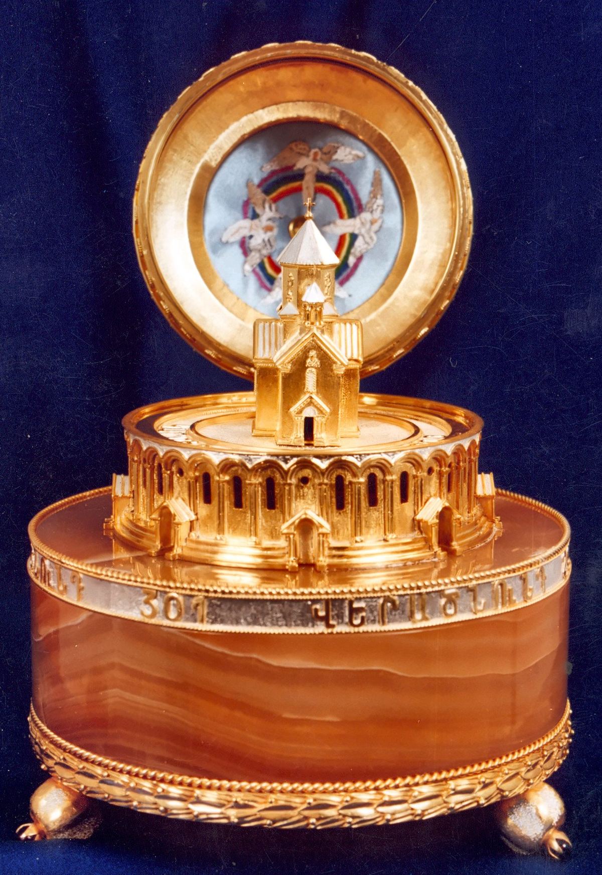 Maqueta dorada de Zvartnots sobre base de ónice, con la tapa abierta y una pintura esmaltada dentro.