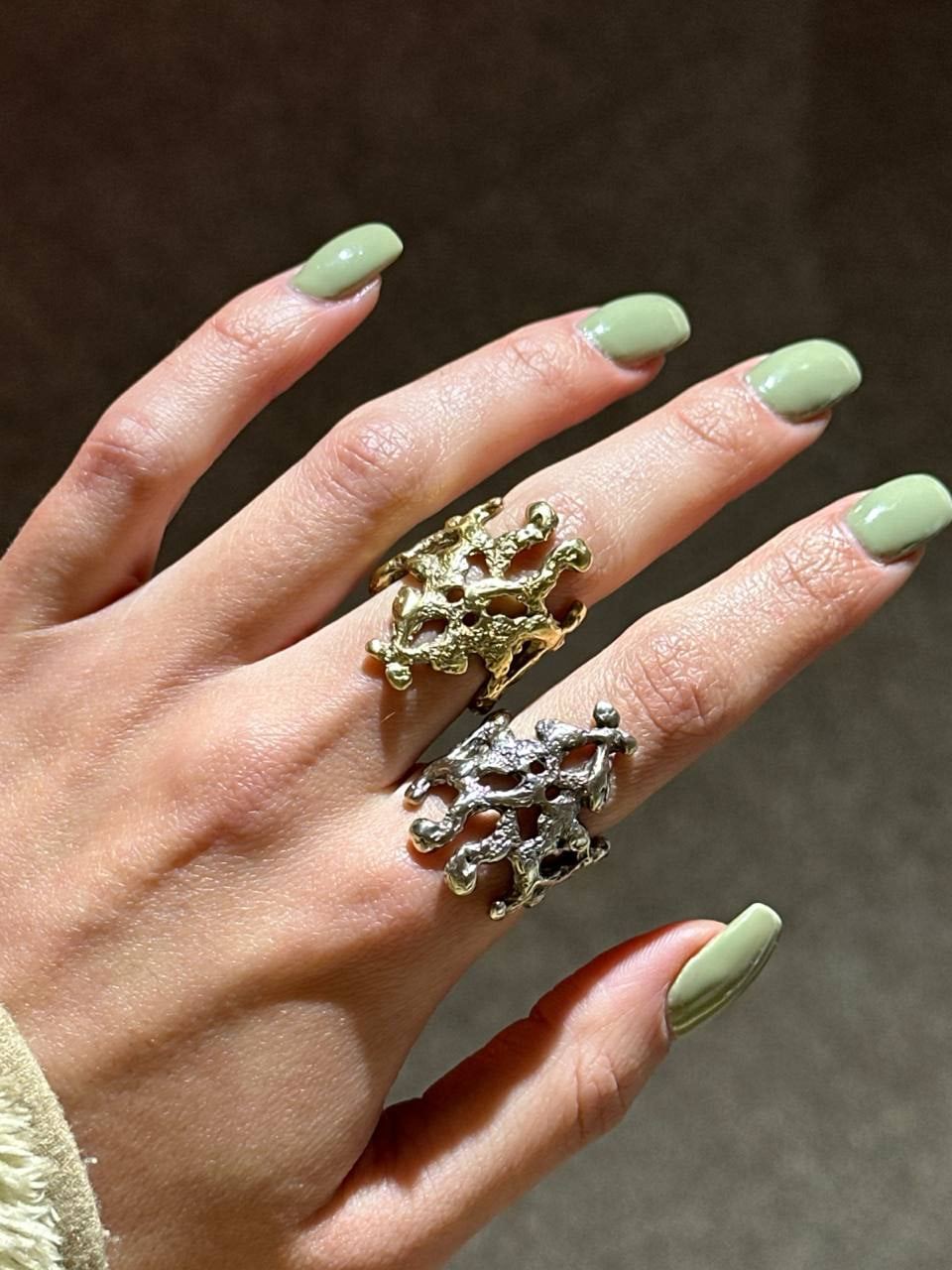 Anillos de ornamento, Momique: dos anillos calados de ornamento armenio en una mano.